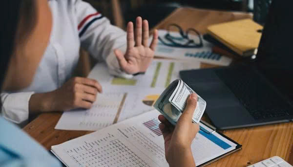 DOANH THU TĂNG TRƯỞNG NHƯNG TIỀN MẶT BỐC HƠI